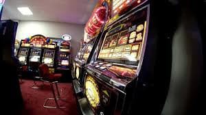 Meja roulette Captain's Bounty dengan dealer di studio HD kejutogel